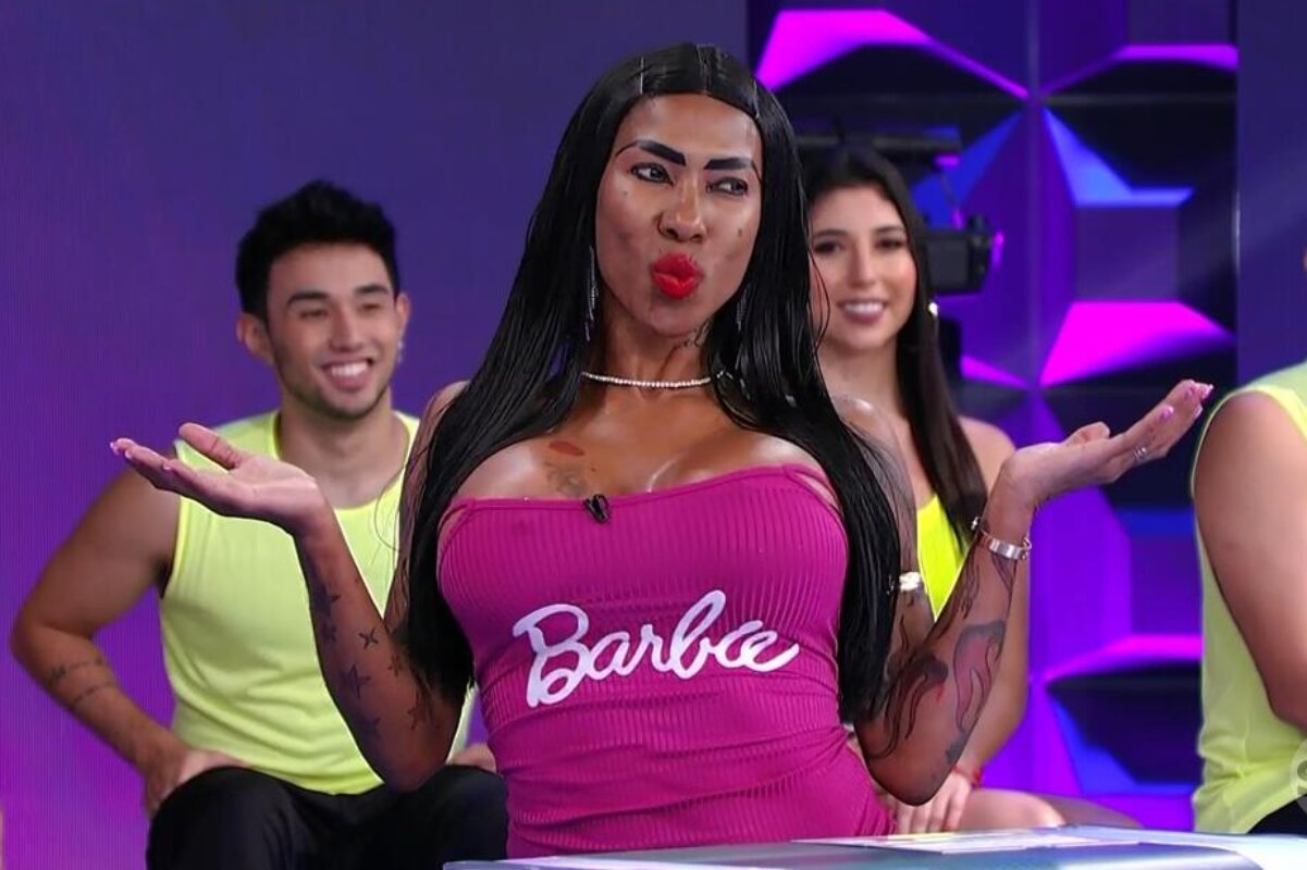 Inês Brasil tira a blusa, mostra os seios e pega Patrícia Abravanel de surpresa