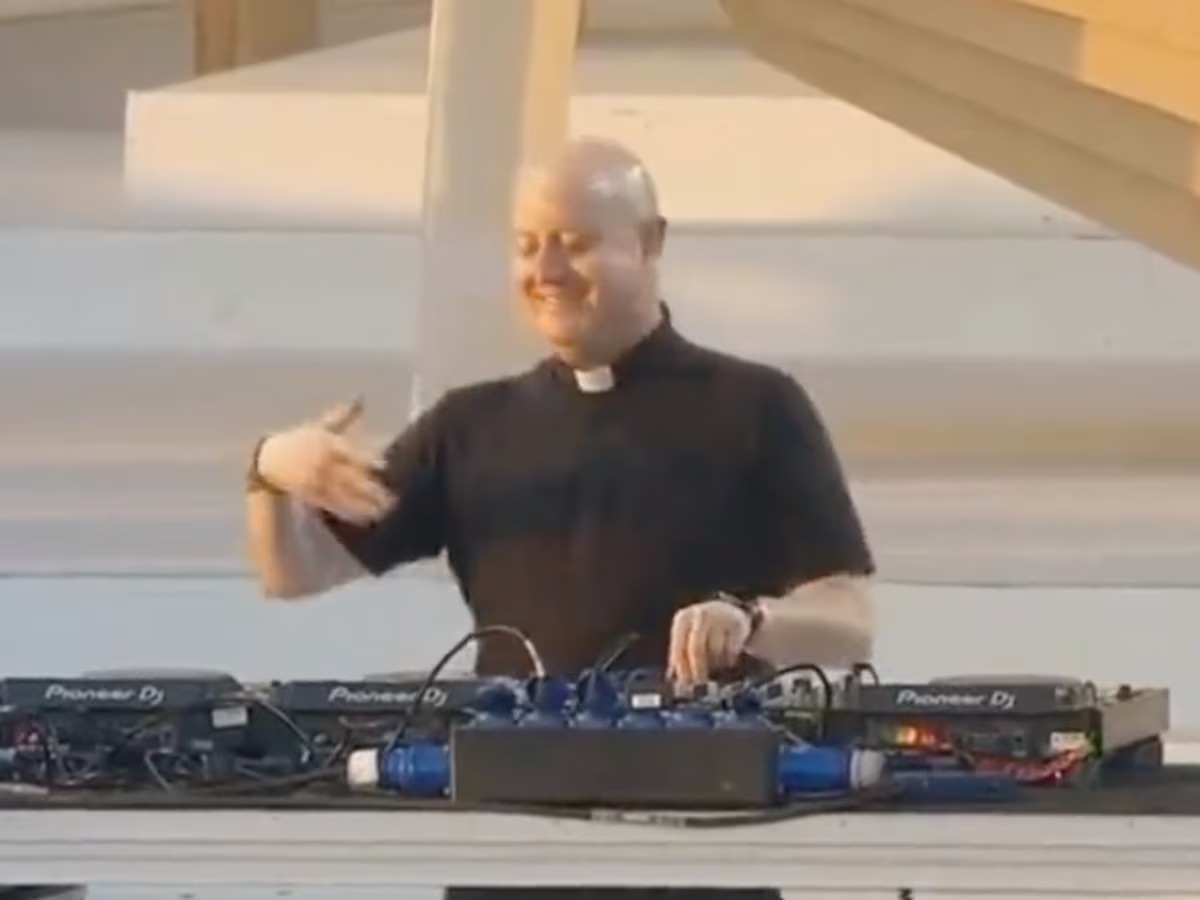 Padre DJ chama atenção ao tocar na Jornada Mundial da Juventude