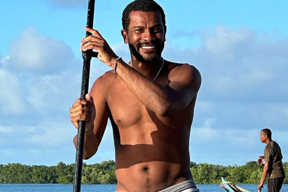 Samuel de Assis aparece só de sunga e detalhe chama atenção: “Dois remos?”