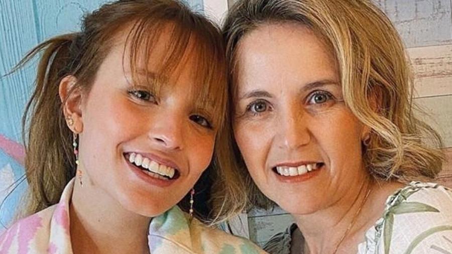 “Esqueça que eu sou sua mãe e vai à merda”, diz mãe de Larissa Manoela ao responder mensagem da filha