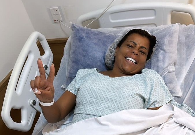Tati Quebra Barraco realiza cirurgia e faz alerta: “Use camisinha”