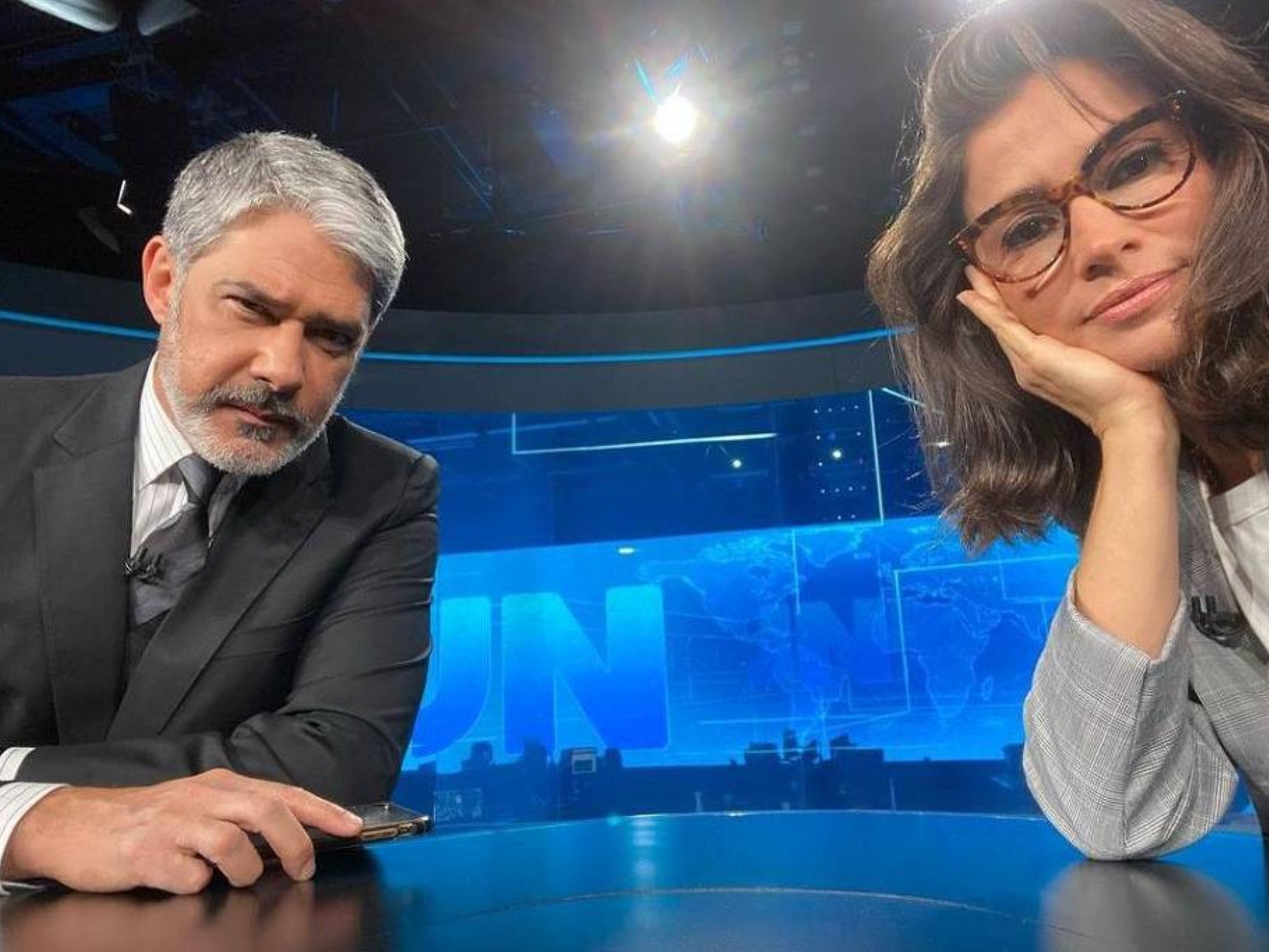 Detalhe na roupa de William Bonner e Renata Vasconcellos chama atenção: “Apologia”