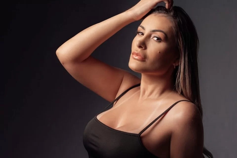 Avião de Andressa Urach é atingido por raio