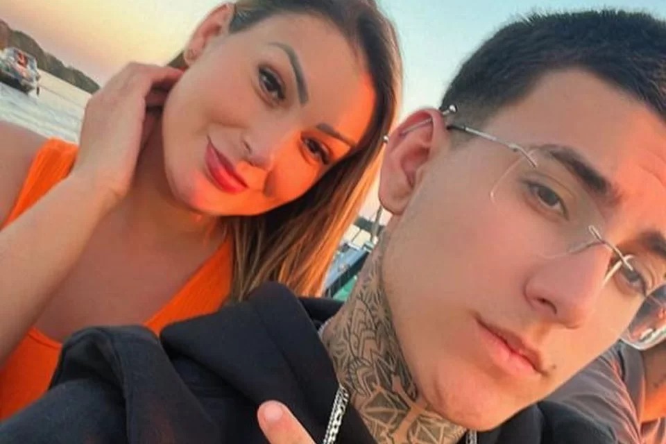 Filho de Andressa Urach aparece na cama com garota de programa e agradece à mãe