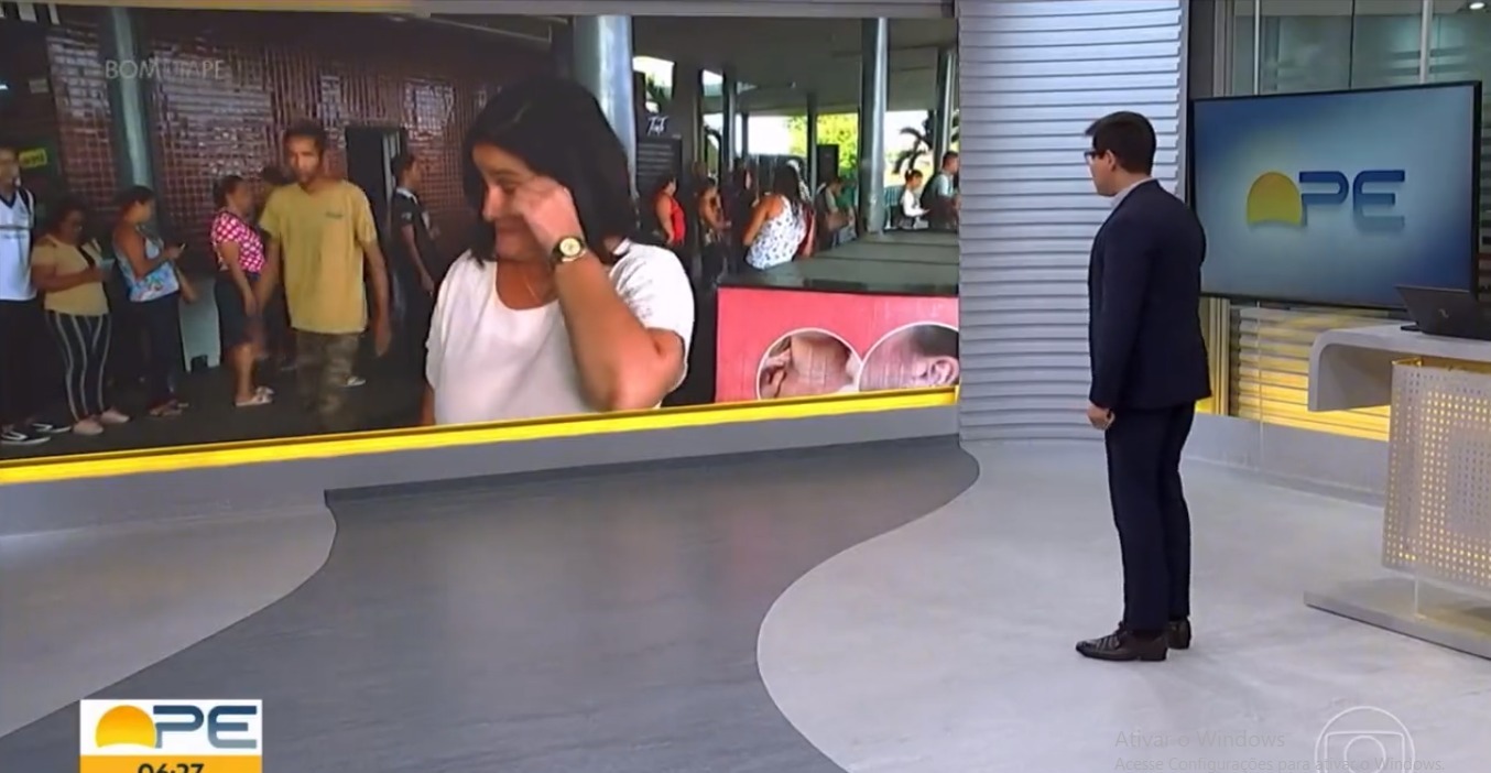 Repórter da Globo cai no choro, ao vivo, após surpresa