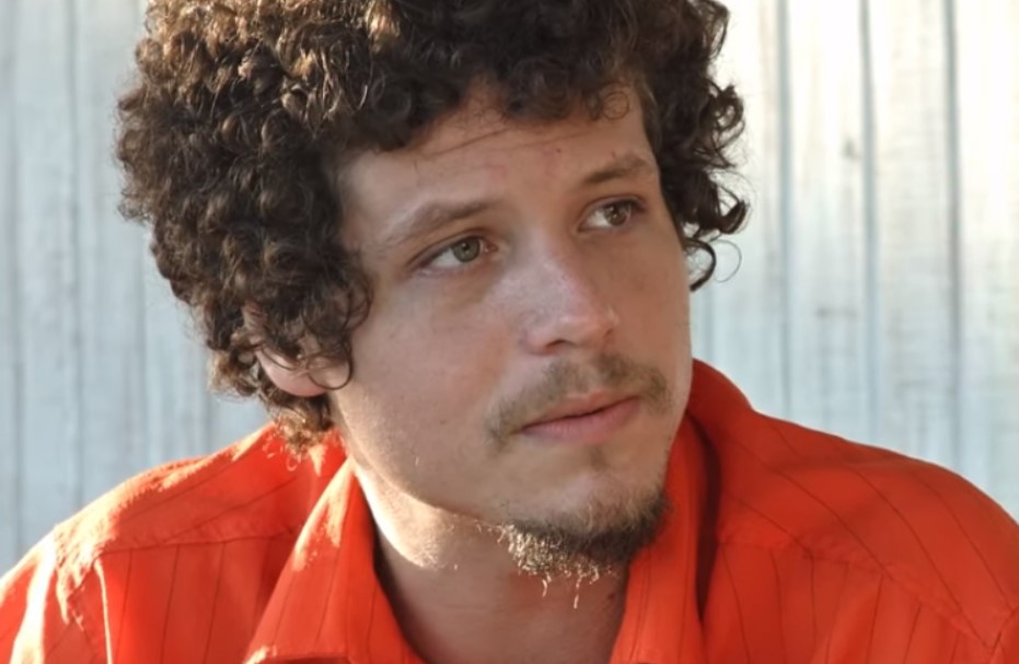 Filho de Cássia Eller aparece com a língua na boca de amigo e dispara: “A gente se lambe”