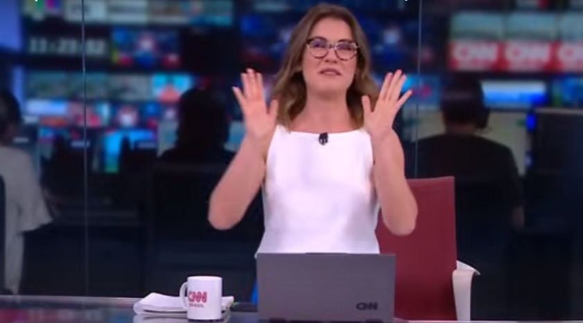 Apresentadora da CNN Brasil tem crise de riso ao vivo