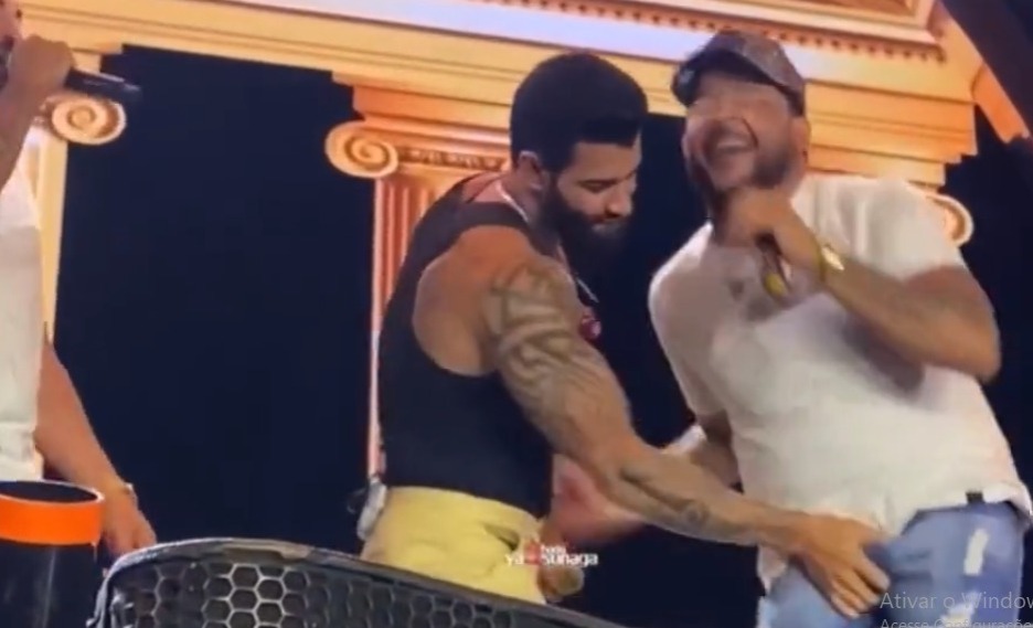 Gusttavo Lima pega em pênis de sertanejo durante show: “Agora subiu”