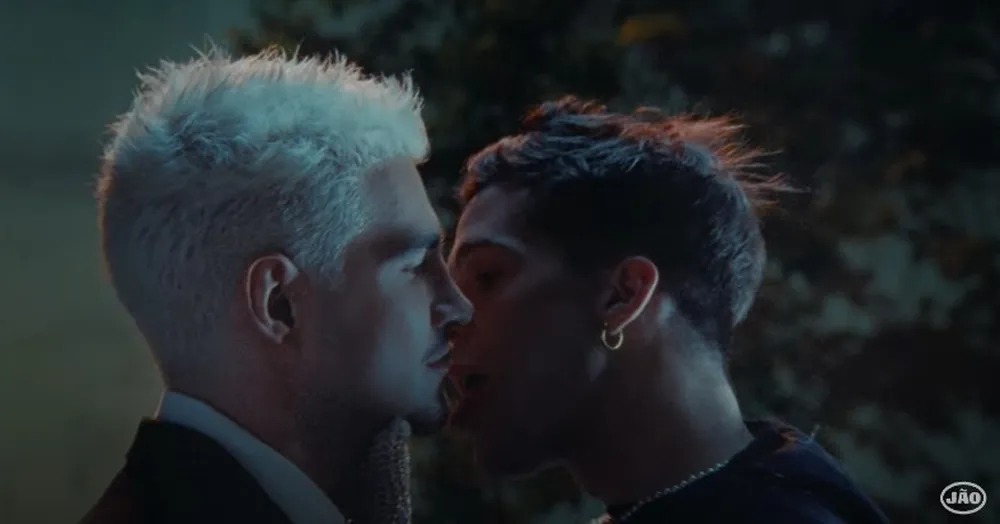 João Guilherme lambe cantor e atitude repercute na internet