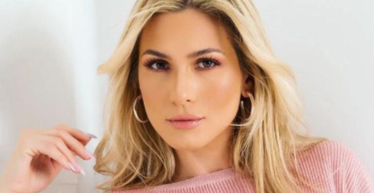 Lívia Andrade toma banho de cachoeira e corpo molhado chama atenção