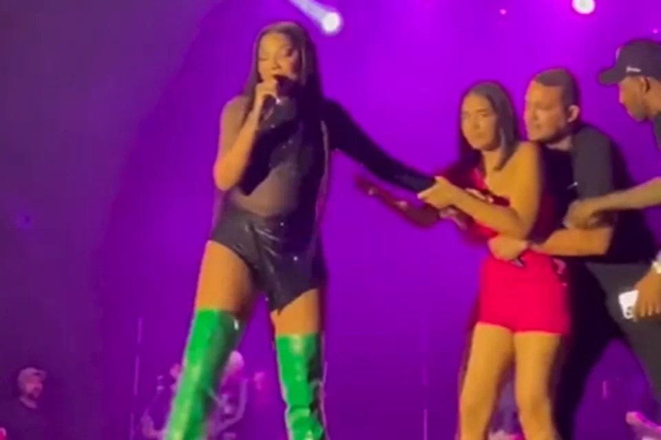 Ludmilla se estressa com mulher que invadiu o palco durante show