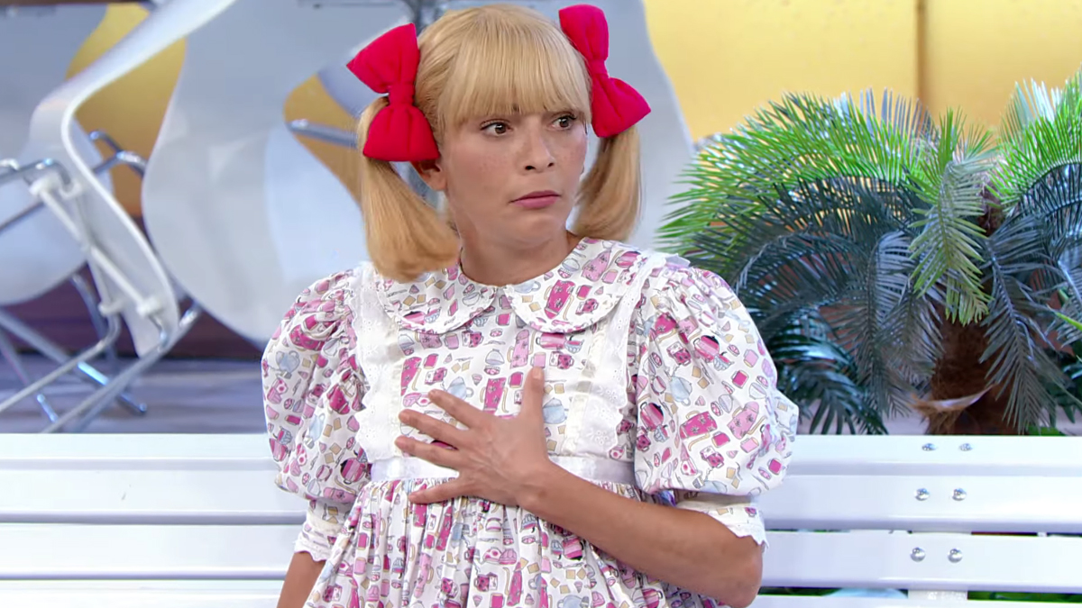 Humorista que interpreta Nina em “A Praça é Nossa” é internada em UTI