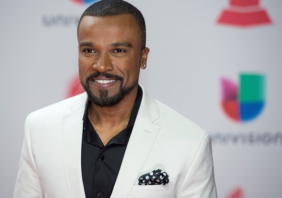 Alexandre Pires dribla engarrafamento e vai correndo a pé para show