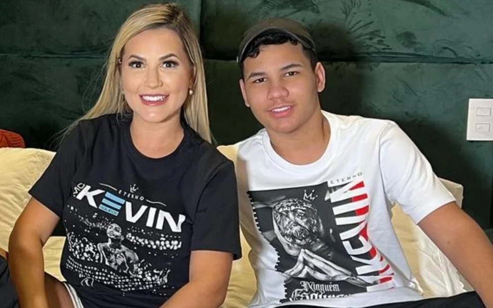 Menor de idade, filho de Deolane aparece dirigindo Porsche a 150 km/h
