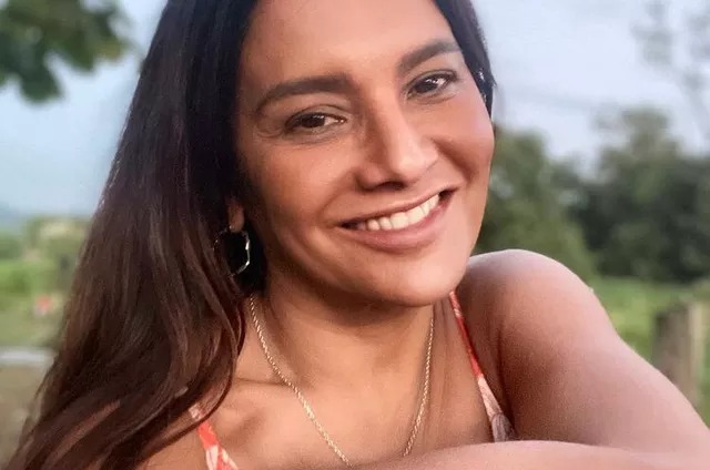 Dira Paes é comparada a boto ao surgir em rio na Amazônia