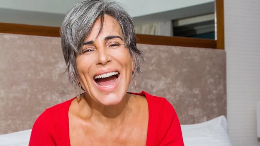 Gloria Pires surge de perna pro alto em banheira com espuma e surpreende fãs