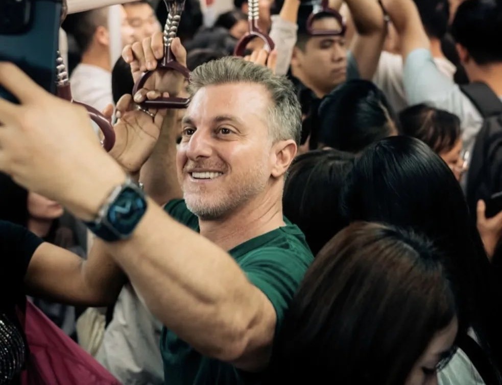 Luciano Huck pega metrô lotado, grava vídeo e é criticado na internet