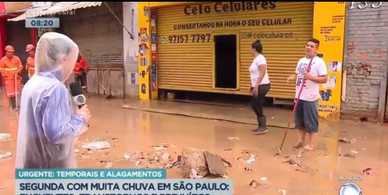 Repórter da Record TV bate boca com homem ao vivo após ele jogar lama em equipe