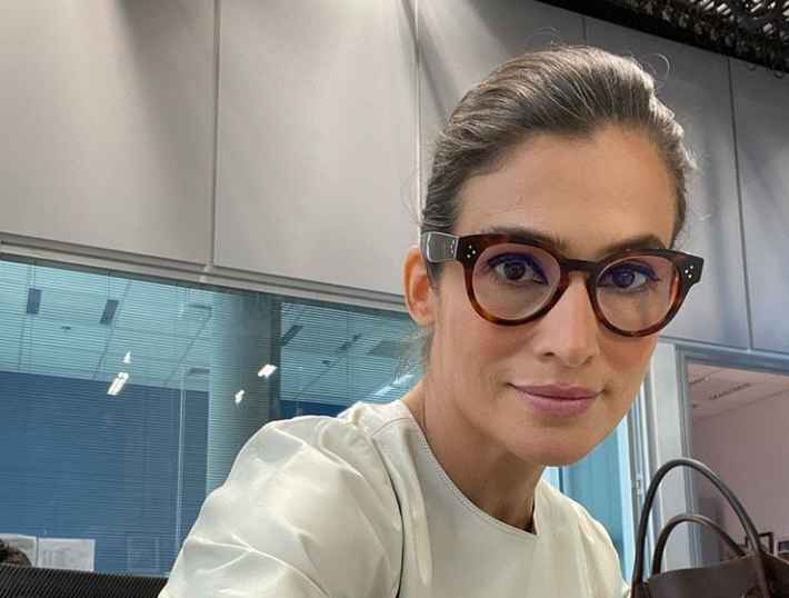 Renata Vasconcellos mostra a embalagem de sua marmita para o “JN”