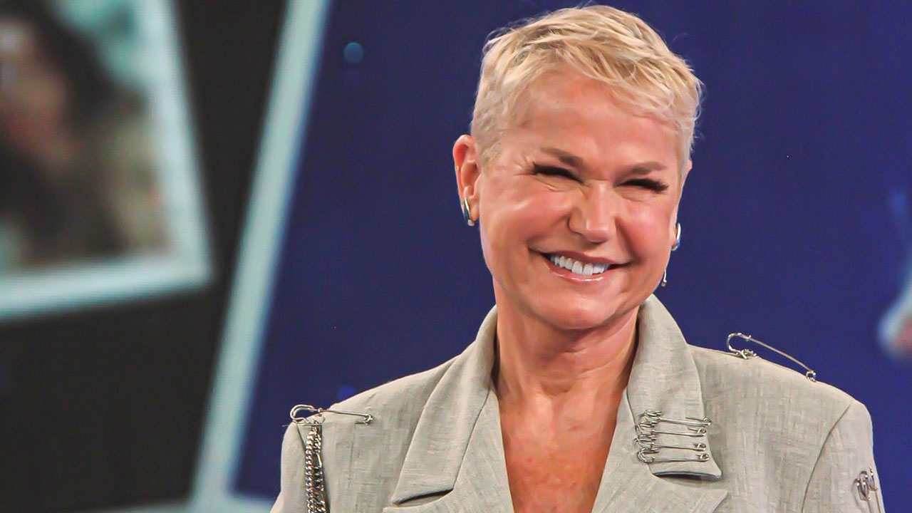 Xuxa tenta disfarçar, mas é reconhecida em motel