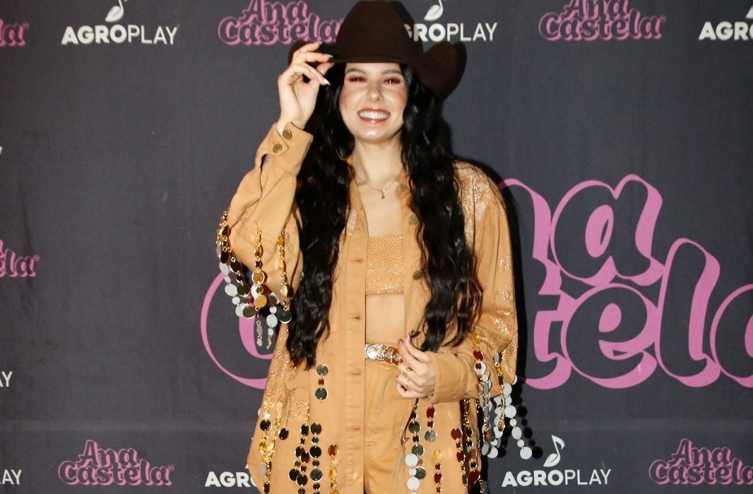 Ana Castela apresenta show grandioso no Caldas Country Festival e desabafa sobre fase difícil