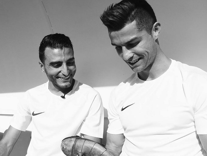 Cristiano Ronaldo segura chuteira e vira assunto nas redes sociais: “Suada e mole”