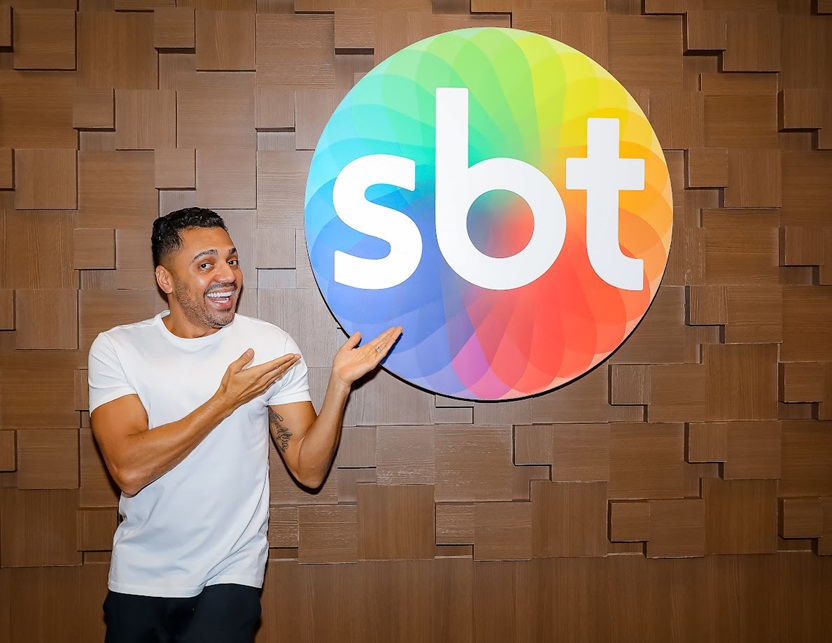 Tirullipa assina contrato com o SBT para apresentar programa aos sábados