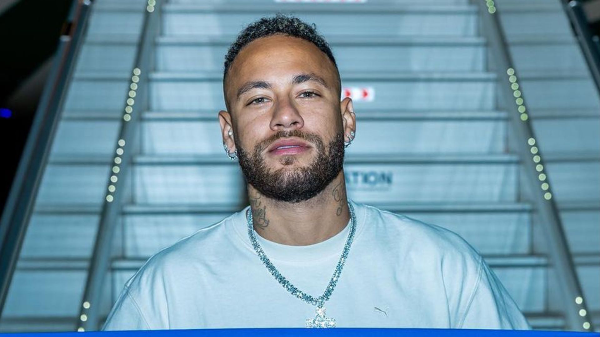Empregada processa Neymar e diz ter sido obrigada a cortar as unhas dos pés dos amigos do jogador