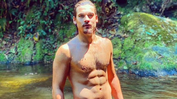 Fantasia de Nicolas Prattes mostra “volumão” e surpreende internautas: “Bolas penduradas”