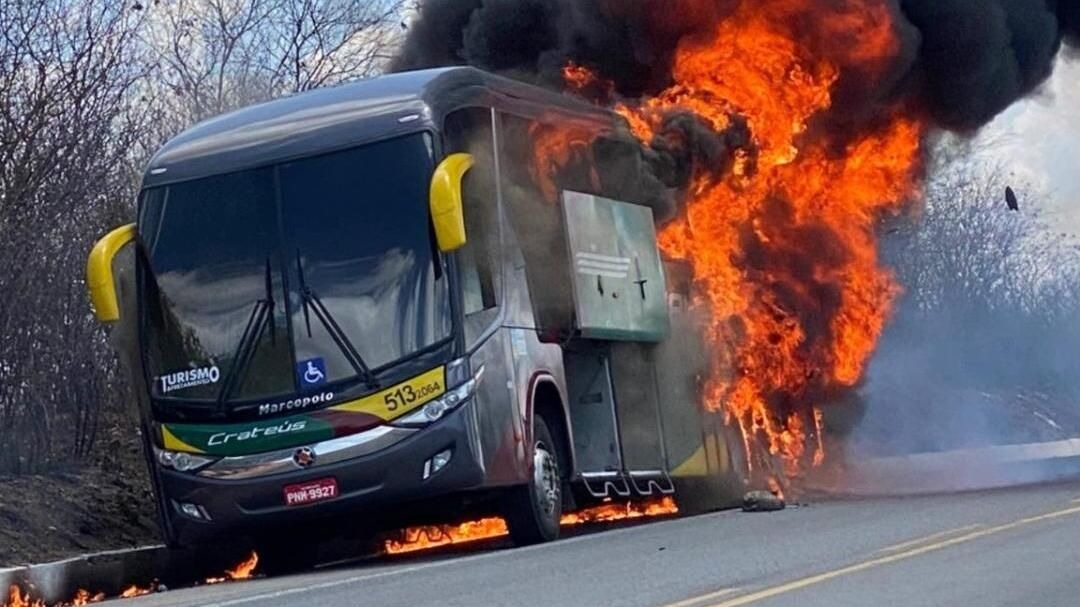 Ônibus de sertanejo pega fogo, no Ceará
