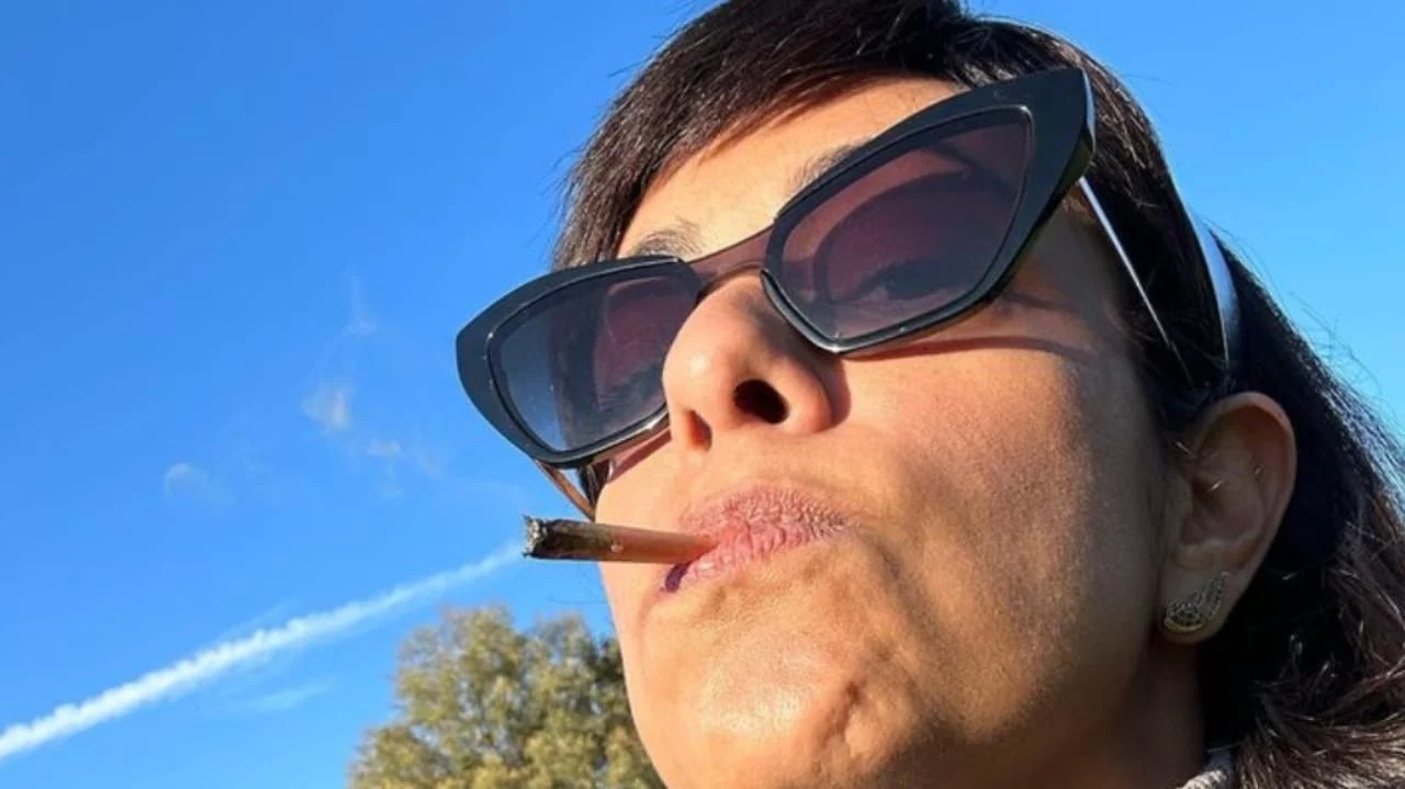 Samantha Schmütz aparece fumando maconha e é criticada: “Apologia”