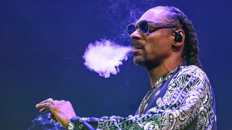 Snoop Dogg surpreende ao revelar que deixará de fumar após anos usando maconha: “Respeitem”
