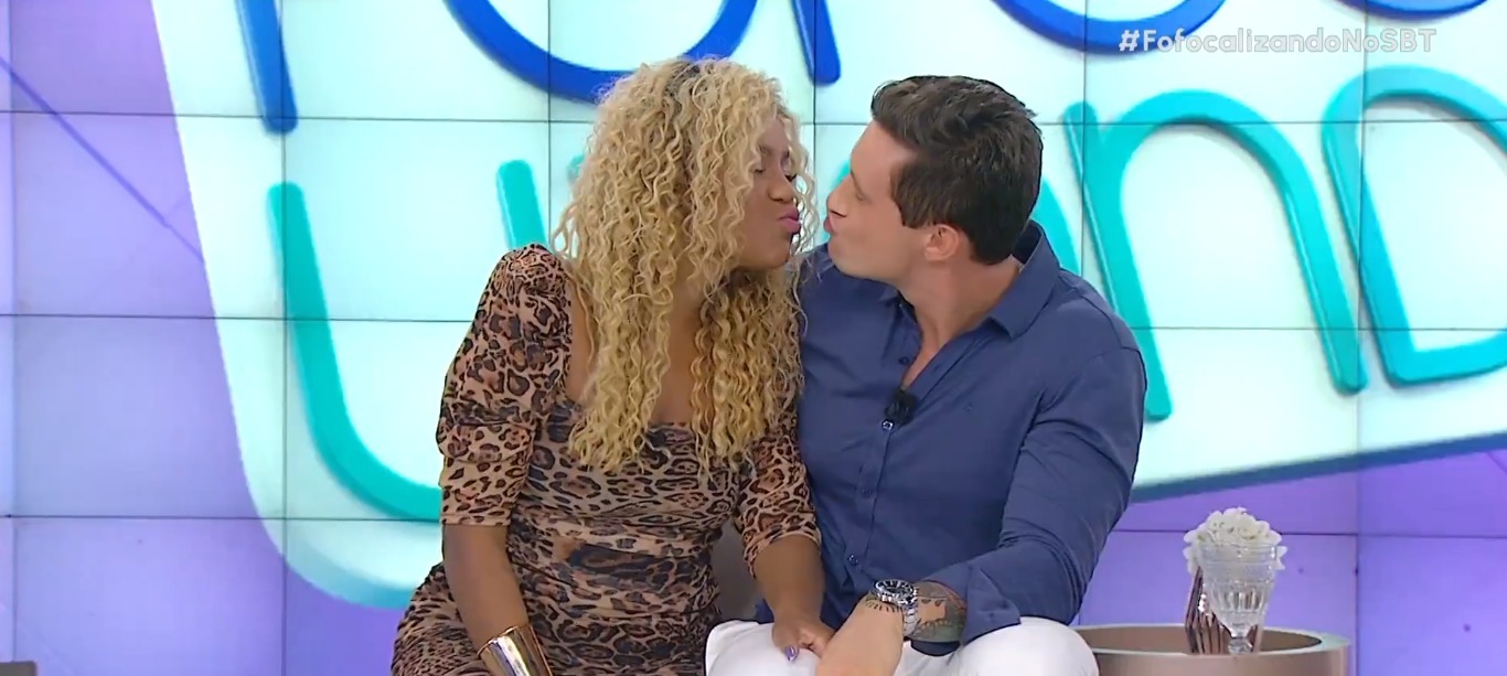 Cariúcha e Gabriel Cartolano se beijam, ao vivo, no “Fofocalizando”