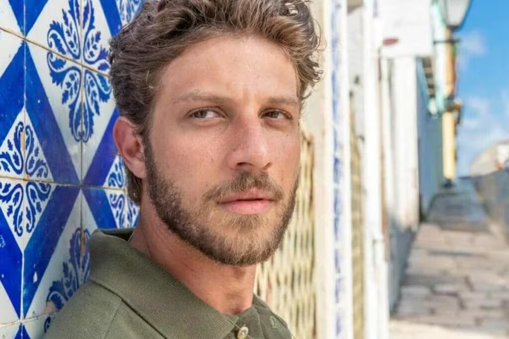 Chay Suede fala sobre seu novo personagem na nova novela das 21h