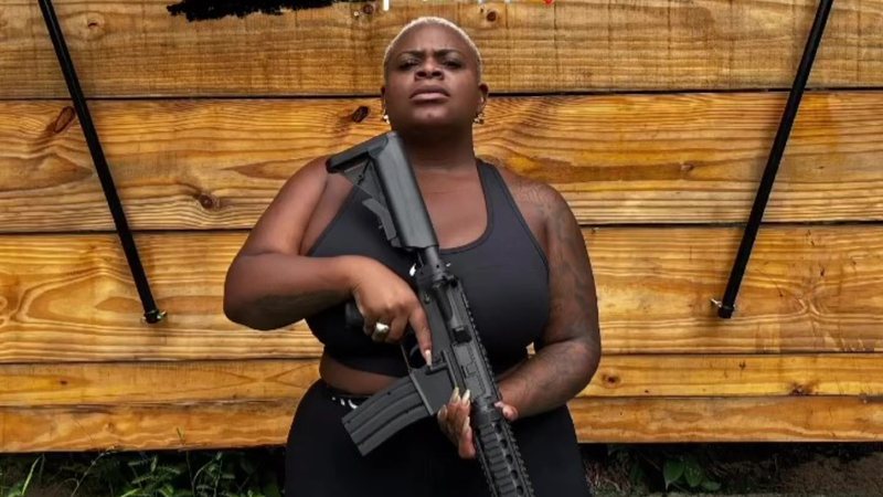 Jojo Todynho surge com fuzil e defende porte de armas para se defender: “Parem de ser hipócritas”