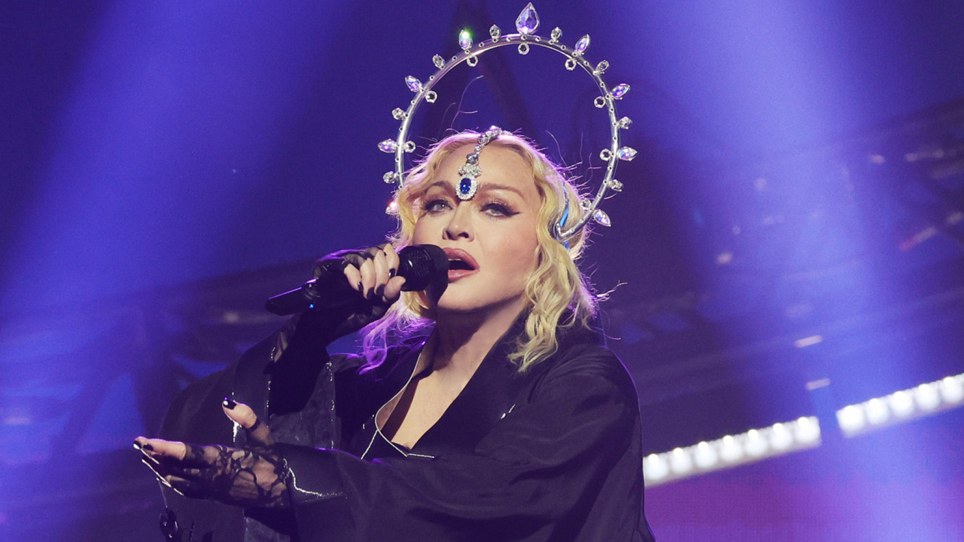 Madonna anuncia show gratuito na praia de Copacabana e emissora de TV negocia transmissão