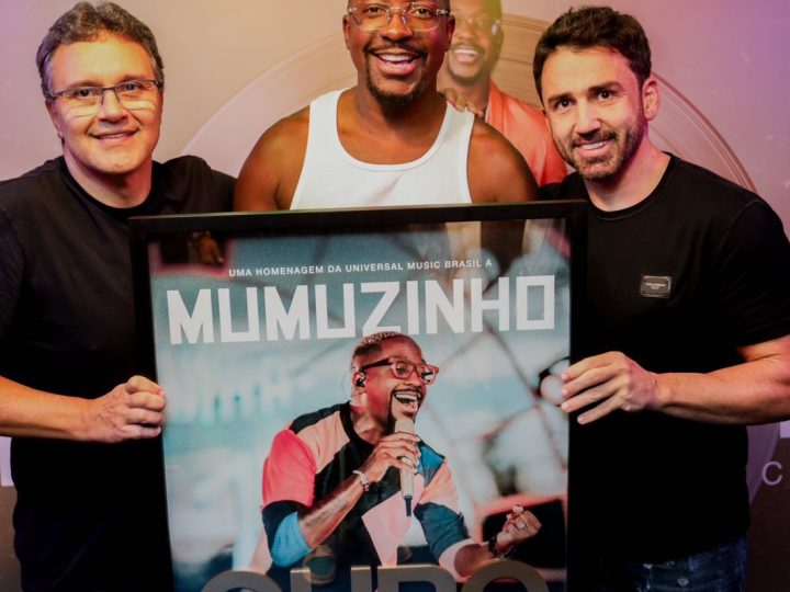 Mumuzinho recebe disco de ouro e renova contrato com Universal Music Brasil 