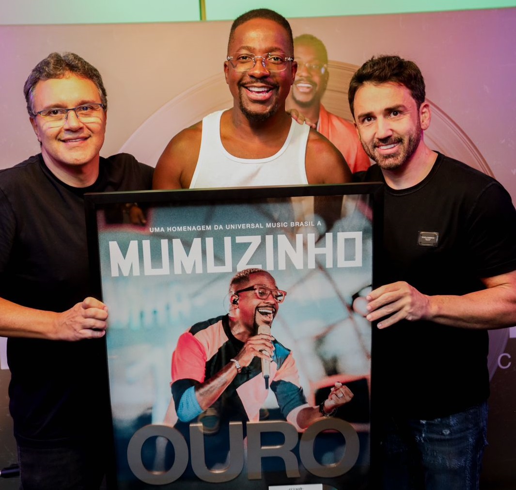 Mumuzinho recebe disco de ouro e renova contrato com Universal Music Brasil