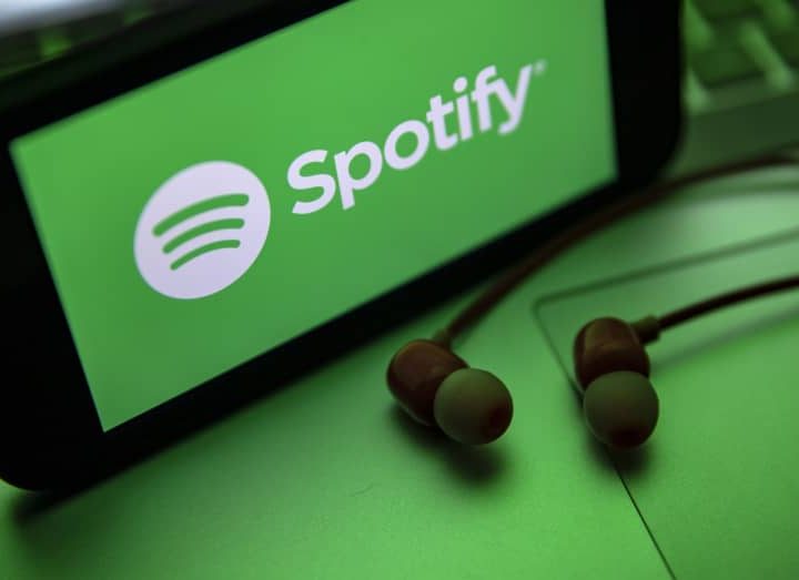 Saiba quanto os artistas pagam para ter suas músicas no topo do Spotify