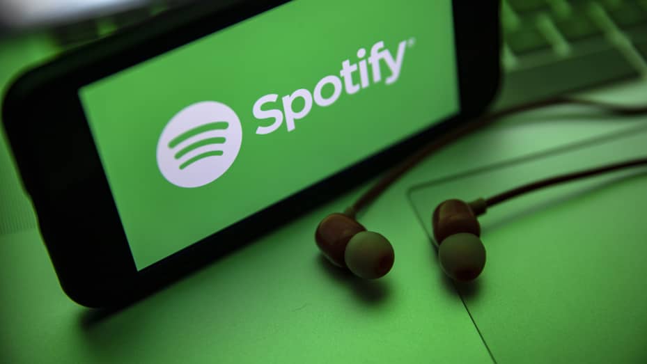 Saiba quanto os artistas pagam para ter suas músicas no topo do Spotify