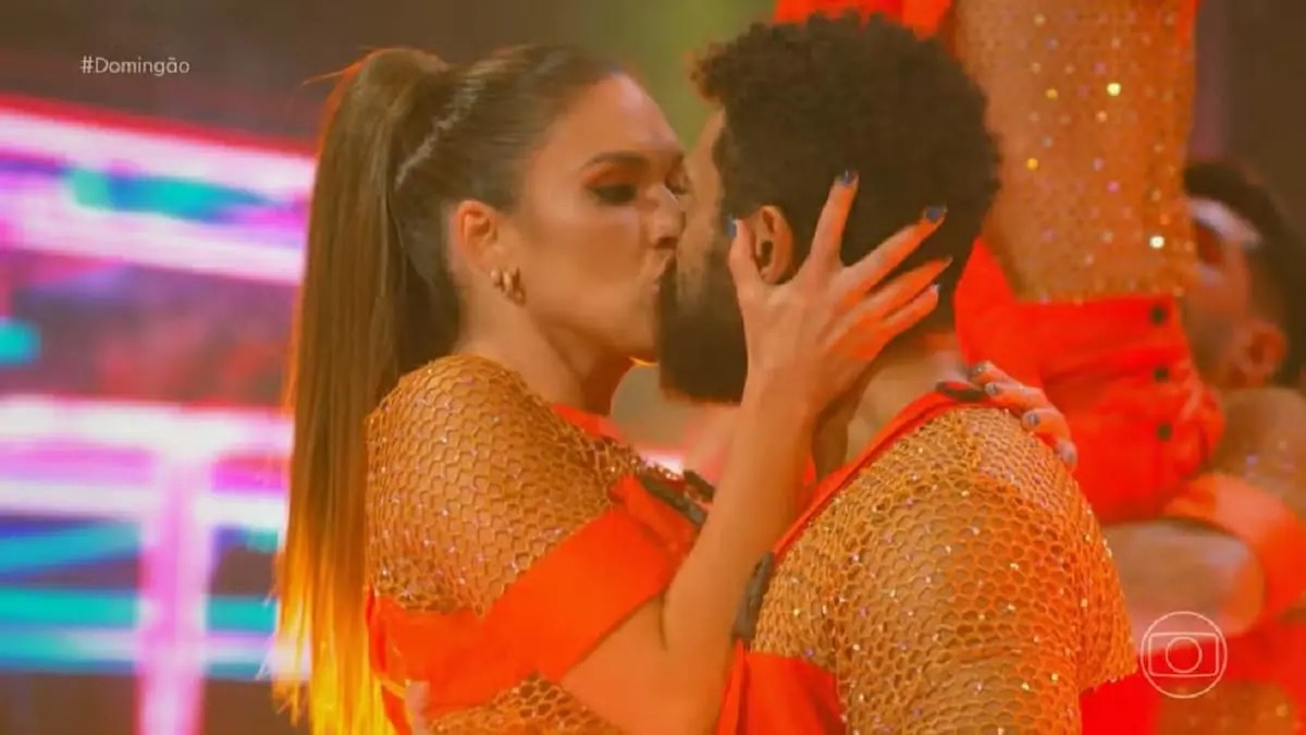 Estreia da “Dança dos Famosos” é marcada por erros e beijão no palco