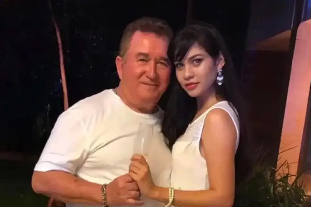 50 anos mais nova, ex-mulher de Amado Batista entra na Justiça contra o cantor