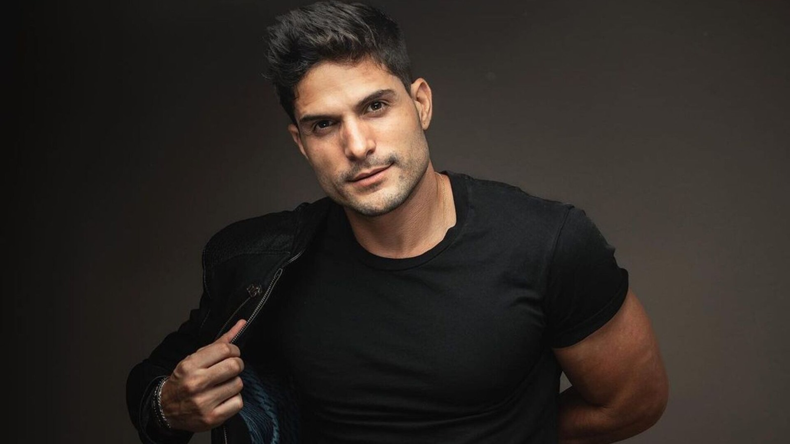 André Martinelli muda o visual, divide opiniões na web e brinca: “Maquiagem do homem”