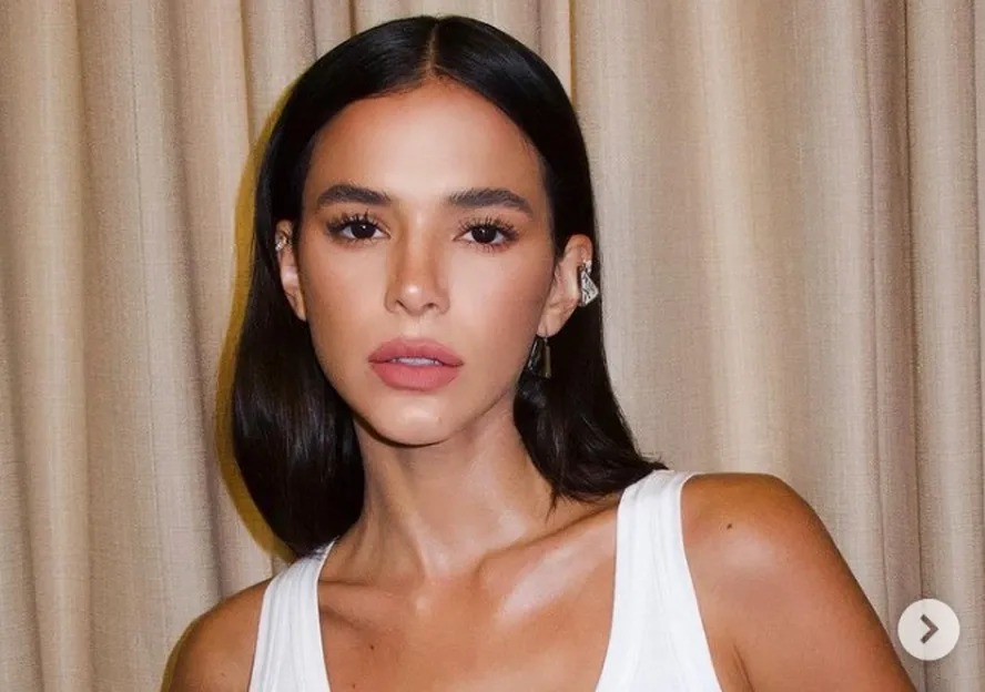 Bruna Marquezine é flagrada no colo de ator e imagem viraliza