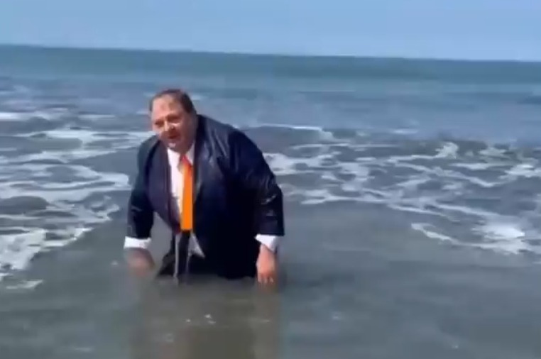 Érick Jacquin é criticado após fazer protesto de terno na praia: “Me poupe!”