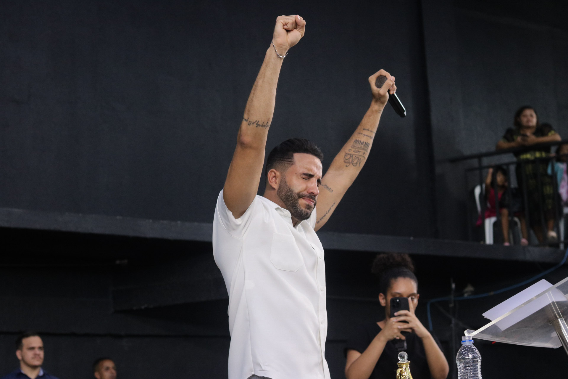 Domingo dos Milagres com pastor Leonardo Sale reúne multidão: “Caí no chão e fui liberta”