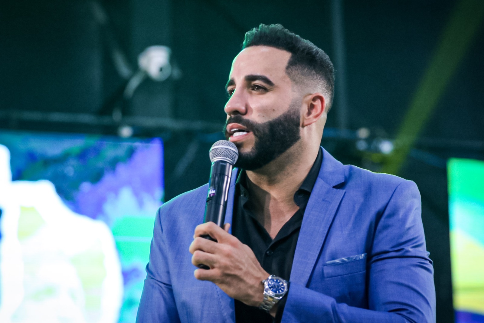 Fenômeno nas redes sociais, pastor Leonardo Sale completa 33 anos e negocia retorno à TV