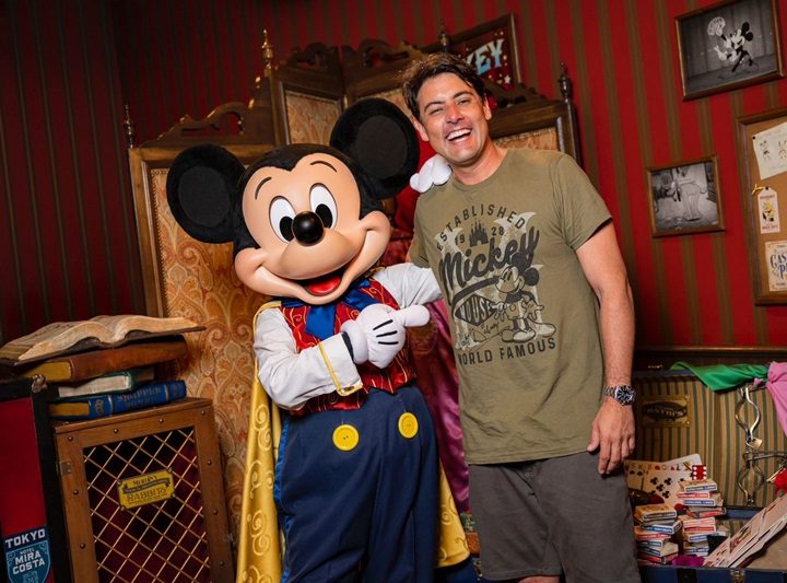 Bruno De Luca celebra sucesso da nova temporada de programa na Disney e fala sobre vida pessoal