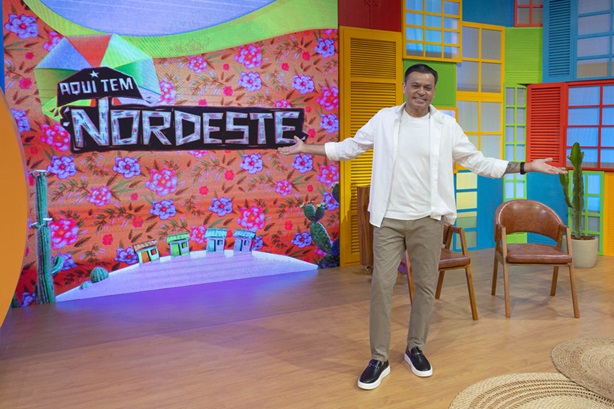 Frank Aguiar estreia programa na TV Aparecida