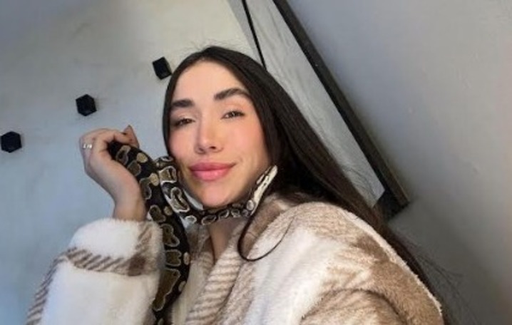 Maria Venture impressiona ao alimentar sua cobra de estimação com um rato